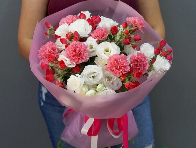 Buchet din garoafe roz, trandafiri de tufa fucsia si eustoma alba foto