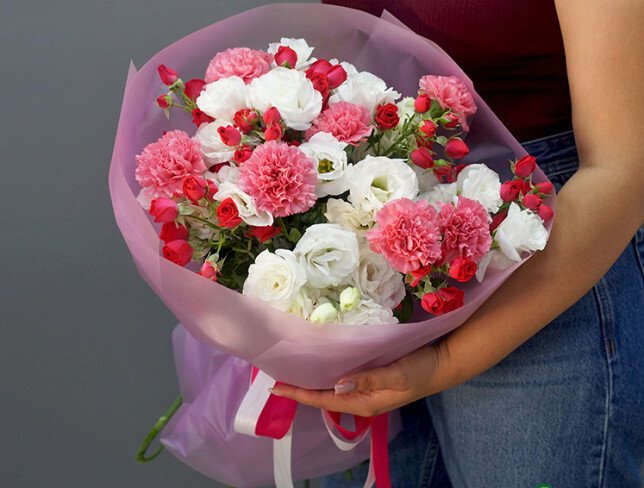 Buchet din garoafe roz, trandafiri de tufa fucsia si eustoma alba foto