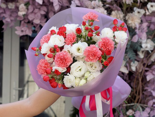 Buchet din garoafe roz, trandafiri de tufa fucsia si eustoma alba foto