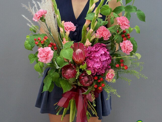 Buchet cu hortensie roz, protea, gladiole și dianthus roz foto
