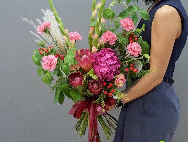 Buchet cu hortensie roz, protea, gladiole și dianthus roz foto