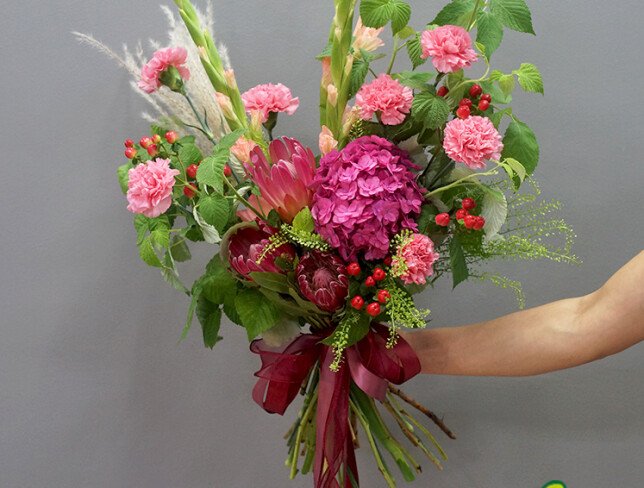 Buchet cu hortensie roz, protea, gladiole și dianthus roz foto