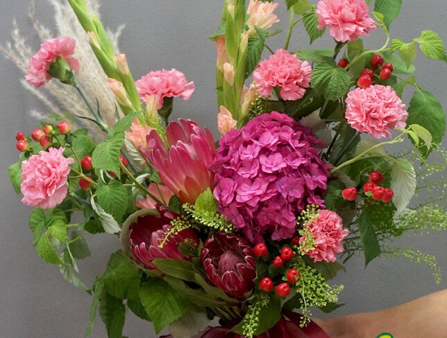 Buchet cu hortensie roz, protea, gladiole și dianthus roz foto