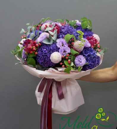Bouquet with purple hydrangeas, lisianthus and protea photo 394x433