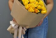 Buchet din 19 trandafiri galbeni — foto 2