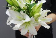 Buchet de mireasa cu crini albi — foto 1