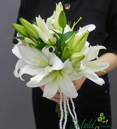 Buchet de mireasa cu crini albi foto 394x433