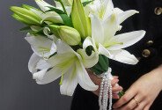 Buchet de mireasa cu crini albi — foto 3
