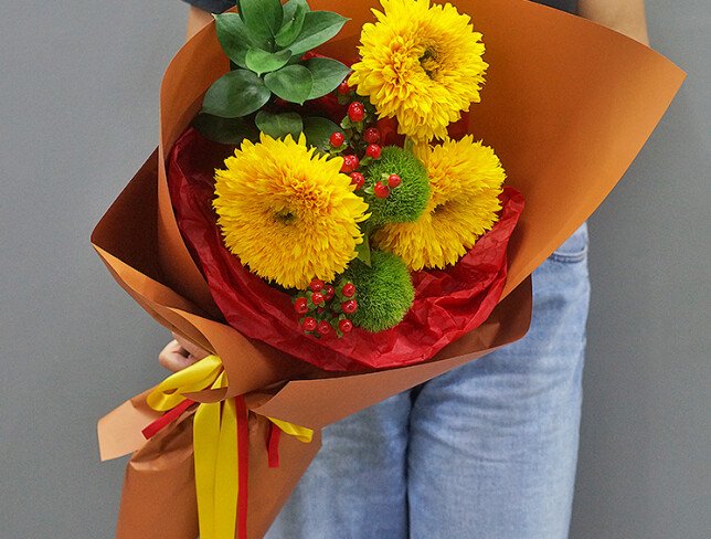 Buchet din floarea-soarelui si hypericum rosu foto