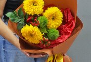 Buchet din floarea-soarelui si hypericum rosu — foto 1