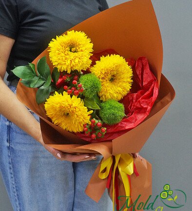 Buchet din floarea-soarelui si hypericum rosu foto 394x433