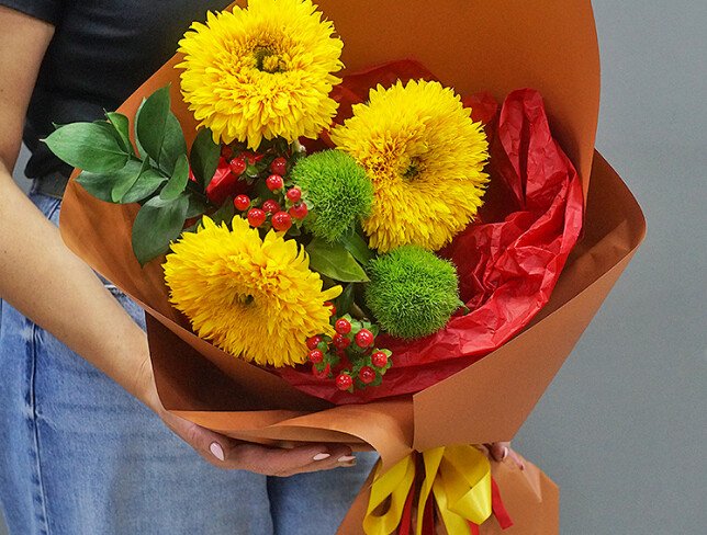 Buchet din floarea-soarelui si hypericum rosu foto