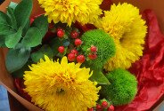 Buchet din floarea-soarelui si hypericum rosu — foto 2