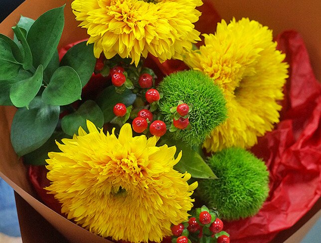 Buchet din floarea-soarelui si hypericum rosu foto