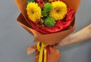 Buchet din floarea-soarelui si hypericum rosu — foto 3