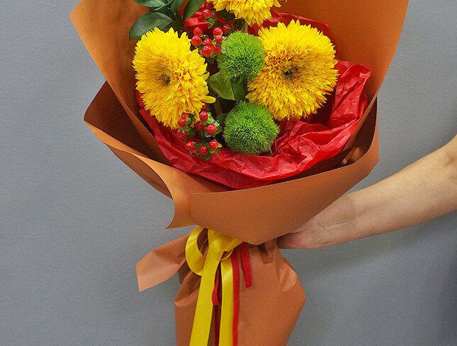 Buchet din floarea-soarelui si hypericum rosu foto