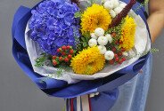Bouquet of Fluffy Sunflowers and Purple Hydrangea — photo 1