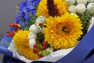Bouquet of Fluffy Sunflowers and Purple Hydrangea — photo 3
