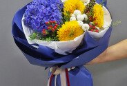 Bouquet of Fluffy Sunflowers and Purple Hydrangea — photo 4