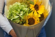 Букет с зелёной гортензией и подсолнухами — фото 1