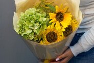 Букет с зелёной гортензией и подсолнухами — фото 2
