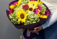 Bouquet with Green Hydrangea, Red Gerberas and Sunflowers — photo 2