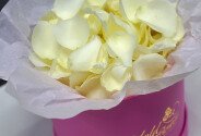 Cutie cu petale de trandafiri albi h=18 cm — foto 2