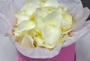 Cutie cu petale de trandafiri albi h=18 cm — foto 3