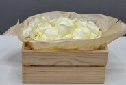 Ladă din lemn cu petale de trandafiri albi 24 cm — foto 1