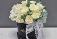 Box with white roses and eucalyptus – Ø 20 cm — photo 1