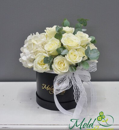 Box with white roses and eucalyptus – Ø 20 cm photo 394x433