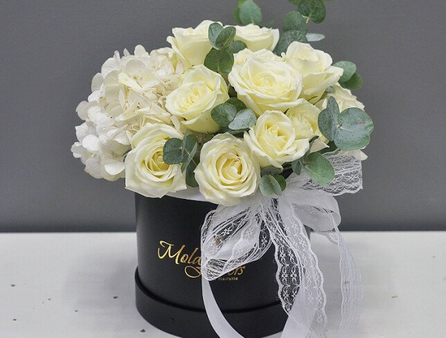 Box with white roses and eucalyptus – Ø 20 cm photo