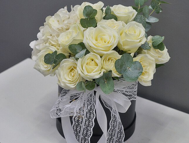 Box with white roses and eucalyptus – Ø 20 cm photo