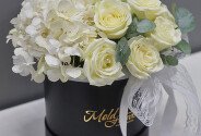 Box with white roses and eucalyptus – Ø 20 cm — photo 3
