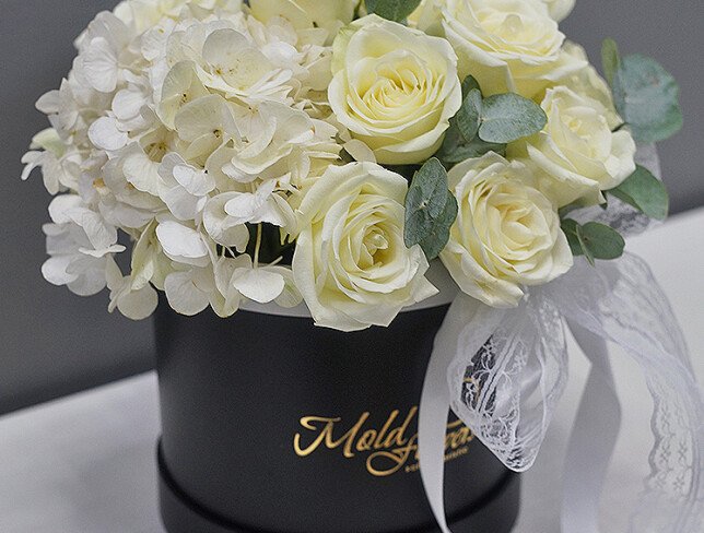 Box with white roses and eucalyptus – Ø 20 cm photo