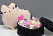 Набор: Бархатное сердце с белыми розами и розовой гортензией + Кошка Матильда h=35 см (бежевая) — фото 1